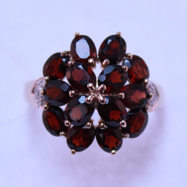 Кольцо из красного золота с гранатами и бриллиантами